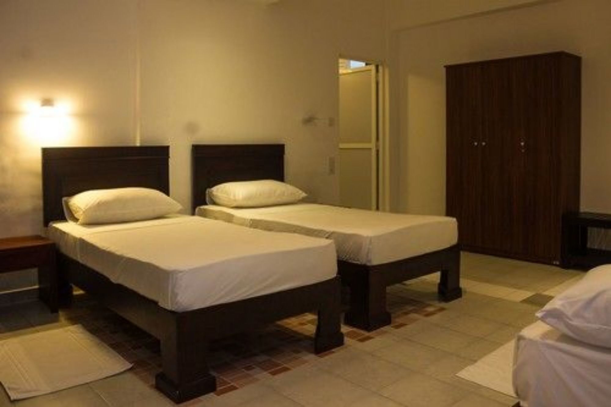 Lucky Seven Beach Resort Hikkaduwa Exterior foto